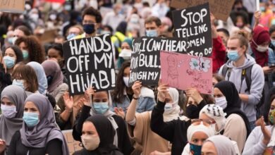 فرنسا تمنع الطالبات من ارتداء العباءات في المدارس الحكومية