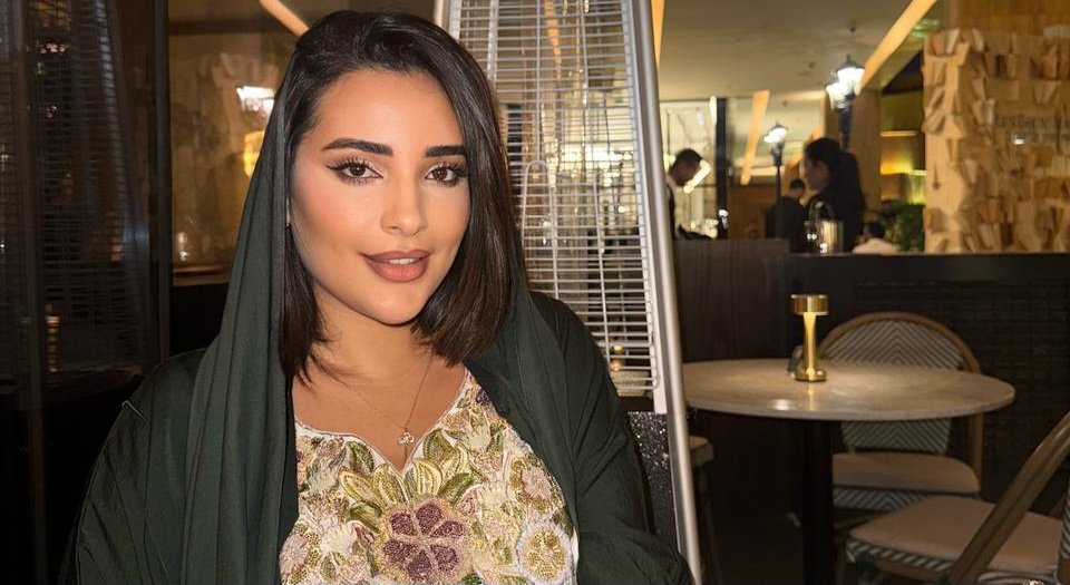 سلمى مبارك … أيقونة الأناقة والسفر في العالم الرقمي