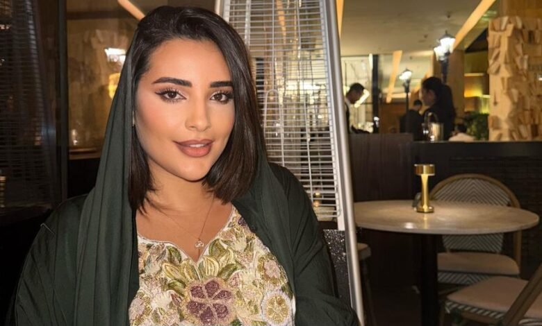 سلمى مبارك … أيقونة الأناقة والسفر في العالم الرقمي