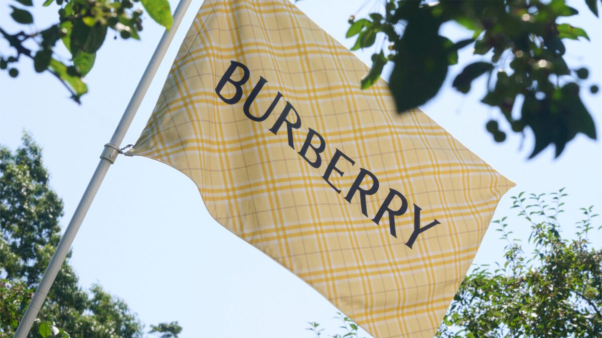 Burberry تنقل أزياء شتاء 2026 إلى هامبتنز عبر متجر صيفي مؤقت - صورة مميزة صورة مميزة: Burberry تنقل أزياء شتاء 2026 إلى هامبتنز عبر متجر صيفي مؤقت