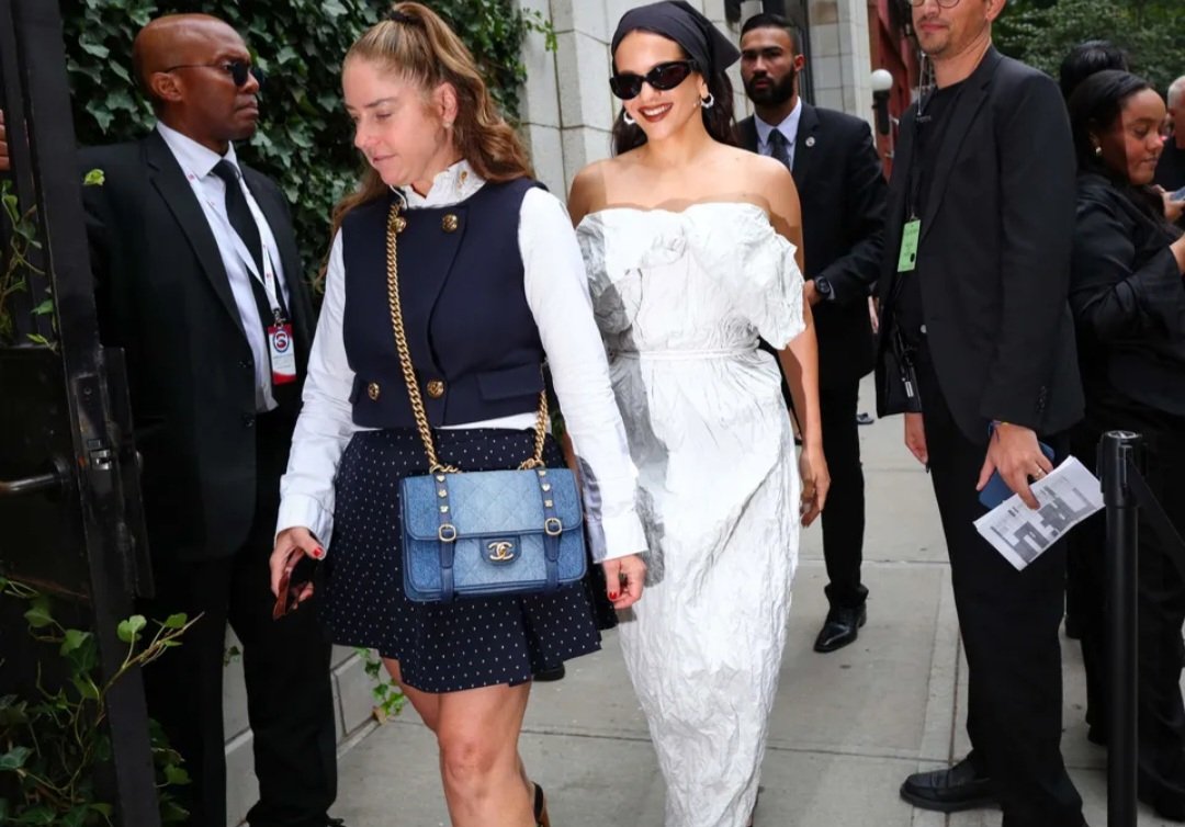 من Dua Lipa إلى Zendaya.. المنديل يعود بقوة كإكسسوار صيف 2026 - صورة مميزة صورة مميزة: من Dua Lipa إلى Zendaya.. المنديل يعود بقوة كإكسسوار صيف 2026