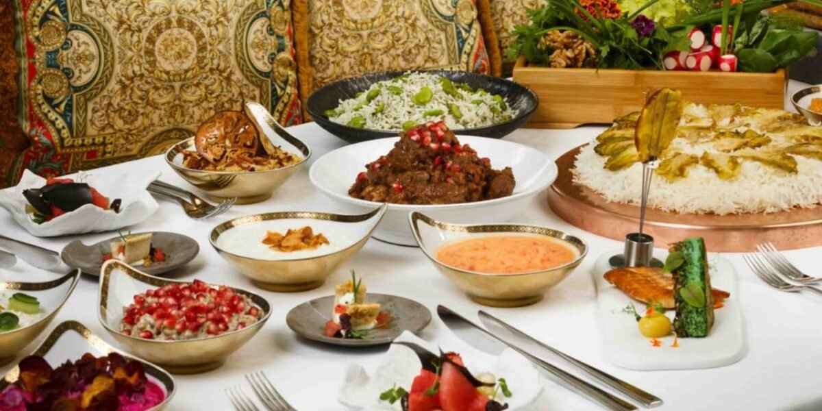 خيمة حكايات الرمضانية تنير دبي تجربة ثقافية متميزة في فندق بلازو فيرساتشي