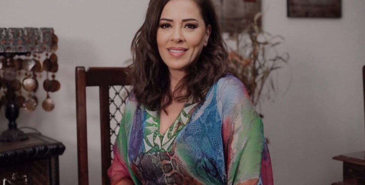 زينة النمرود قارئة تاروت محترفة تتألق على إنستغرام